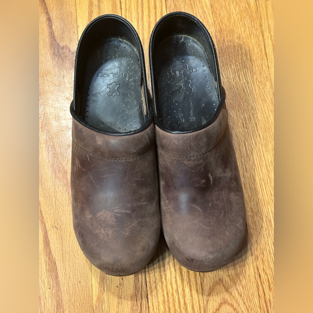 Dansko Clogs Size 39 (EUC)